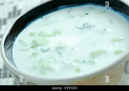 Cacık - piatto turco di agguerriti, teso o yogurt diluito Foto Stock