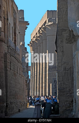 Luxor, Egitto. Tempio di Luxor (Ipet resyt): vista interna Foto Stock