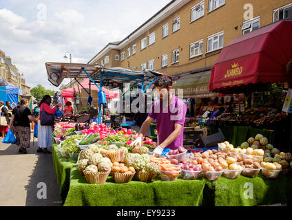 Un fruttivendolo stallo in East Street Market, a pochi passi da WALWORTH Road, Southwark, Londra Foto Stock