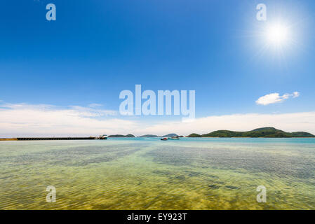 Bellissimo paesaggio mare vicino molo ponte presso la spiaggia di Laem Panwa Cape sotto il sole in estate, le famose attrazioni a Phuket ho Foto Stock