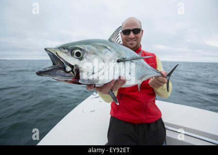 Fisherman holding false albacor; Cape Cod, Massachusetts, Stati Uniti d'America Foto Stock