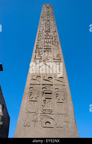 Luxor, Egitto. Tempio di Luxor (Ipet resyt): l'obelisco di Ramses II gemello di quello attualmente in luogo di Concord ( Parigi) Foto Stock