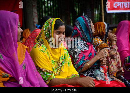 Dacca in Bangladesh. Il 24 luglio, 2015. Swan indumenti dei lavoratori continuava un sit-in dimostrazione dal 13 luglio a chiedere tre mesi stipendio dovuti e per la riapertura della fabbrica di fronte al National Press Club a Dhaka, nel Bangladesh. Il 24 Luglio 24, 2015 Credit: Mamunur Rashid/Alamy Live News Foto Stock