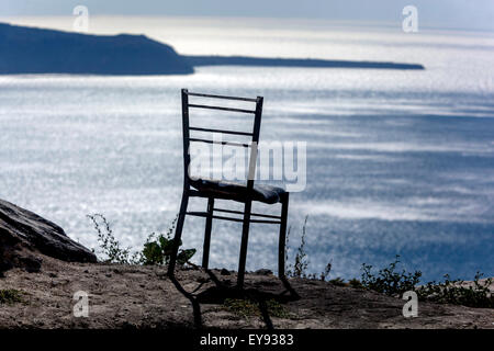 Vecchia sedia in legno sopra il mare,terrazza, Santorini, Cicladi Grecia, Europa Foto Stock