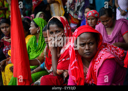 Dacca in Bangladesh. Il 24 luglio, 2015. Swan indumenti dei lavoratori continuava un sit-in dimostrazione dal 13 luglio a chiedere tre mesi stipendio dovuti e per la riapertura della fabbrica di fronte al National Press Club a Dhaka, nel Bangladesh. Il 24 Luglio 24, 2015 Credit: Mamunur Rashid/Alamy Live News Foto Stock