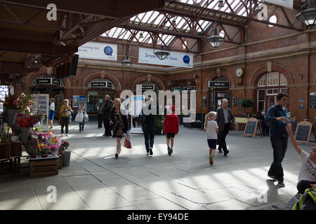 Passeggeri a Moor Street stazione ferroviaria Foto Stock