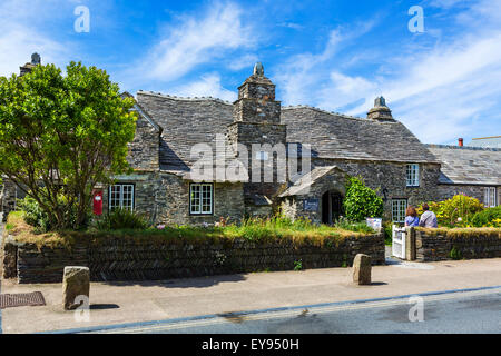 Il vecchio ufficio postale, una 14thC casa di pietra, Tintagel, Cornwall, Regno Unito Foto Stock