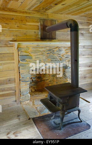 Ghisa stufa in Becky e Greg Cable House, la prima tutti i frame-house di Cades Cove, il Parco Nazionale di Great Smoky Mountains Foto Stock