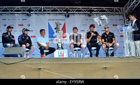 Portsmouth, Hampshire, Regno Unito - 23 luglio 2015 Premere Conferenza dei comandanti di nave da sei squadre che prendono parte alla Louis Vuitton America's Cup World Series Portsmouth racing. Da sinistra a destra Sir Ben Ainslie (GB), Glenn Ashby (NZ), Franck Cammas(Francia), Nathan Outteridge (Svezia), Dean Barker (Giappone), Jimmy Spithill (USA) Credito: Wendy Johnson/Alamy Live News (fotografo aveva accredito media) Foto Stock