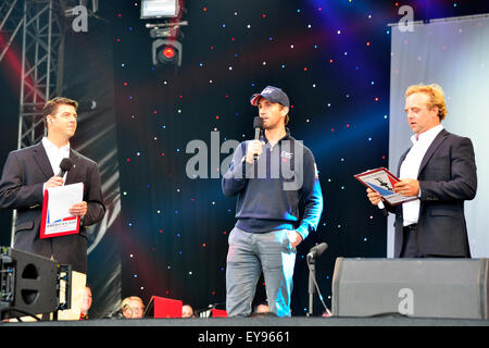 Sir Ben Ainslie, comandante della British " Land Rover BAR' team, presso la cerimonia ufficiale di apertura della Louis Vuitton America's Cup World Series Portsmouth Southsea comuni oggi. Da sinistra Tucker Thompson, Sir Ben Ainslie e Andy Green Credito: Wendy Johnson/Alamy Live News (fotografo aveva accredito media) Foto Stock