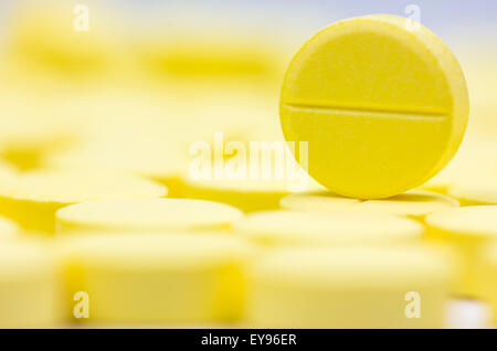 Tema della farmacia, il mucchio di giallo round medicina compressa pillole di antibiotico. DOF poco profondo Foto Stock