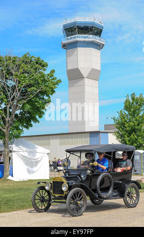 Oshkosh, WI, Stati Uniti d'America. 22 Luglio, 2015. Luglio 22, 2015- antiche corse in auto sono disponibili presso la Experimental Aircraft Association (EAA Airventure Oshkosh, 2015, Wittman Campo, Oshkosh, WI. (Credito Immagine: © Ken Murray via ZUMA filo) Foto Stock