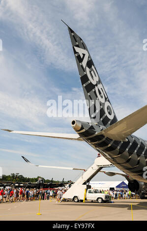 Oshkosh, WI, Stati Uniti d'America. 22 Luglio, 2015. Luglio 22, 2015- La coda della Airbus A350 sovrasta la folla di partecipanti al Experimental Aircraft Association (EAA Airventure Oshkosh, 2015, Wittman Campo, Oshkosh, WI. (Credito Immagine: © Ken Murray via ZUMA filo) Foto Stock