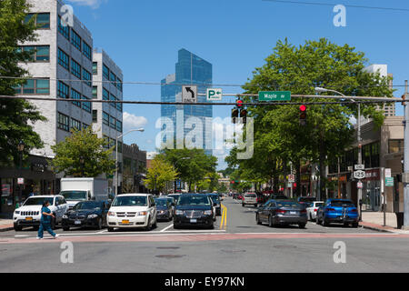 Una vista verso il basso Mamaroneck Avenue verso le Residenze al Ritz-Carlton di Westchester, in White Plains, New York. Foto Stock