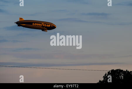 Oshkosh, WI, Stati Uniti d'America. 22 Luglio, 2015. 22 luglio 2015- Il dirigibile Goodyear si prepara a terra al tramonto in Experimental Aircraft Association (EAA Airventure Oshkosh, 2015, Wittman Campo, Oshkosh, WI. (Credito Immagine: © Ken Murray via ZUMA filo) Foto Stock