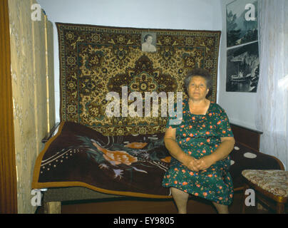 Lago Baikal Siberia Russia Siberian donna nella sua casa di villaggio Listvyanka Foto Stock