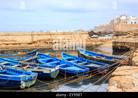 Bella blu barche in Essaouira porto vecchio, Marocco Foto Stock