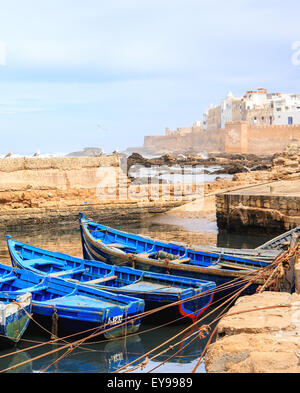 Bella blu barche in Essaouira porto vecchio, Marocco Foto Stock