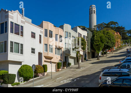 Coit Tower da Filbert St, una collina ripida nella zona di North Beach di San Francisco, California, Stati Uniti Foto Stock