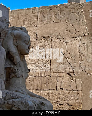 Luxor, Egitto. Tempio di Luxor (Ipet resyt): il faraone Horemheb incensa Foto Stock
