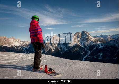 Ritratto di una donna snowboarder Foto Stock