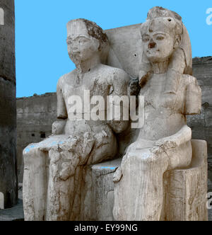 Luxor, Egitto. Tempio di Luxor (Ipet resyt): una statua del faraone Usermaatra Setepenra Ramses II il Grande e Nefertari Foto Stock