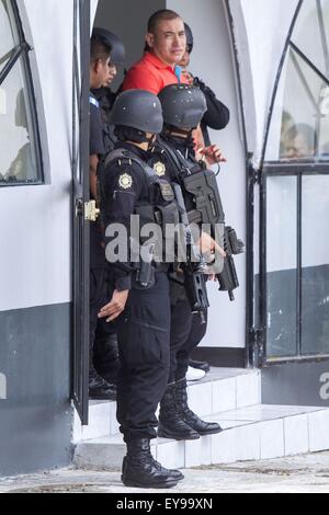 Città del Guatemala (Guatemala). Il 24 luglio, 2015. Le forze di sicurezza membri escort il presunto narcotrafficante Jairo Estuardo Orellana (retro), durante la sua estradizione in Guatemala Air Force strutture, a Città del Guatemala, capitale del Guatemala, il 24 luglio 2015. Presunta trafficante di droghe Jairo Estuardo Orellana è stato estradato negli Stati Uniti e le facce le cariche come il principale fornitore di cocaina del farmaco messicano cartello Los Zetas, e scortesi per il traffico di droga verso il territorio americano. Credito: Luis Echeverria/Xinhua/Alamy Live News Foto Stock