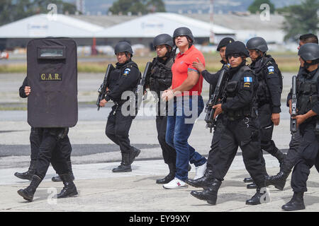 Città del Guatemala (Guatemala). Il 24 luglio, 2015. Le forze di sicurezza membri escort il presunto narcotrafficante Jairo Estuardo Orellana(C), durante la sua estradizione in Guatemala Air Force strutture, a Città del Guatemala, capitale del Guatemala, il 24 luglio 2015. Presunta trafficante di droghe Jairo Estuardo Orellana è stato estradato negli Stati Uniti e le facce le cariche come il principale fornitore di cocaina del farmaco messicano cartello Los Zetas, e scortesi per il traffico di droga verso il territorio americano. Credito: Luis Echeverria/Xinhua/Alamy Live News Foto Stock