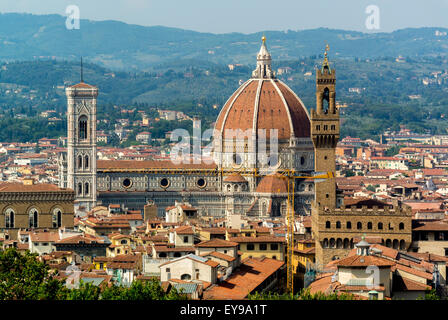 Vista in alto della façade facciata sud del Duomo di Firenze e del campanile. Firenze, Italia. Foto Stock