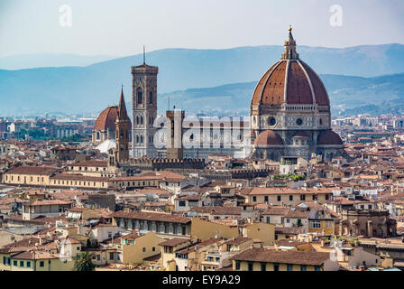 Vista in alto della façade facciata sud del Duomo di Firenze e del campanile. Firenze, Italia. Foto Stock