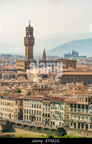 Il medievale Palazzo Vecchio si affaccia sul contemporaneo Palazzo di Firenze in lontananza, Firenze, Italia. Foto Stock