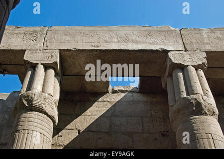 Luxor, Egitto. Tempio di Luxor (Ipet resyt): architrave sorretto da colonne in forma di un papiro chiuso Foto Stock