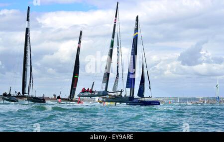 Portsmouth, Hampshire, Regno Unito - 23 luglio 2015 Louis Vuitton America's Cup World Series di Portsmouth. Practice race e la parata di Vela ha avuto luogo oggi off Southsea comuni all'inizio della Louis Vuitton America's Cup World Series di Portsmouth. Sei squadre sono in concorrenza in Land Rover BAR led da Sir Ben Ainslie, Team Oracle USA, Artemis Racing da Svezia, Emirates Team New Zealand, Team di SoftBank Giappone e Groupama Team Francia tutti vela il 'Flying' AC45f. Credito: Gary Blake /Alamy Live News Foto Stock