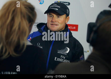 Portsmouth, Regno Unito. Il 24 luglio, 2015. Il timoniere Glenn Ashby di Emirates Team New Zealand parla ai media dopo la pratica racing davanti alla 35a America's Cup World Series gare a Portsmouth in Hampshire, Regno Unito Venerdì 24 Luglio, 2015. Il 2015 Portsmouth racing della Louis Vuitton America's Cup World Series conta verso le qualificazioni e playoff che determinano il Challenger di competere contro i detentori del titolo Team Oracle USA nel 2017. Credito: Luca MacGregor/Alamy Live News Foto Stock