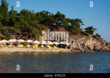 Thassos Island, Grecia, 23 Giugno 2015: bella spiaggia organizzata Rosos Gremos giallo con lettini e ombrelloni ed un mare limpido e cristallino Foto Stock