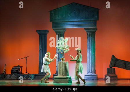 Londra, 24 Luglio 2015 - Nuova Arte Club presenta Hercules al Sadler's Wells Peacock Theatre Credito: Danilo Moroni/Alamy Live News Foto Stock