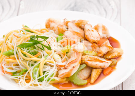 Asiatica cucina Cinese pollo teriyaki con tagliatelle Foto Stock