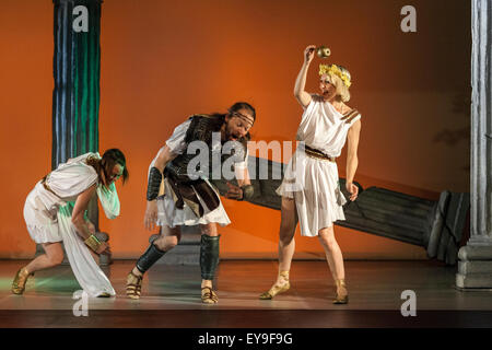 Londra, 24 Luglio 2015 - Nuova Arte Club presenta Hercules al Sadler's Wells Peacock Theatre Credito: Danilo Moroni/Alamy Live News Foto Stock