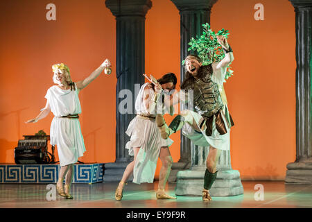 Londra, 24 Luglio 2015 - Nuova Arte Club presenta Hercules al Sadler's Wells Peacock Theatre Credito: Danilo Moroni/Alamy Live News Foto Stock