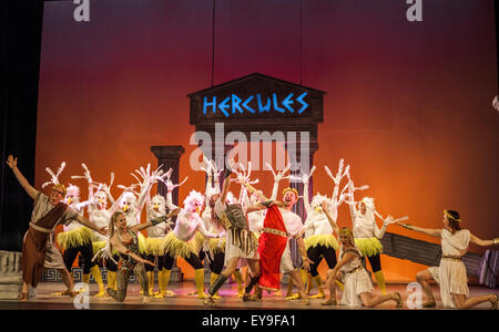 Londra, 24 Luglio 2015 - Nuova Arte Club presenta Hercules al Sadler's Wells Peacock Theatre Credito: Danilo Moroni/Alamy Live News Foto Stock