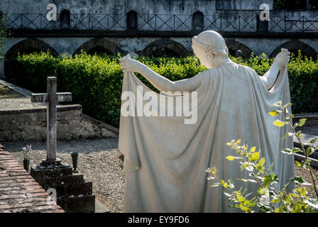 Femmina bianca statua sulla tomba di Silvia Marini de Rogati nel cimitero di San Miniato al Monte. Firenze, Italia. Foto Stock