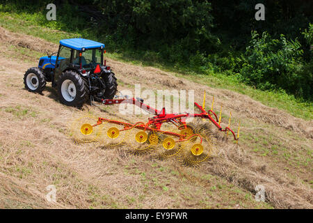 New Holland T5040 con H5980 Rastrello ruota; New Holland, Pennsylvania, Stati Uniti d'America Foto Stock