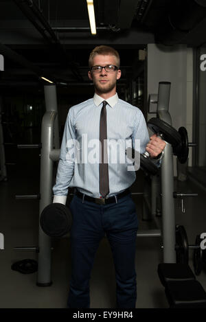 Imprenditore lavora fuori bicipite - Dumbbell riccioli di concentrazione Foto Stock