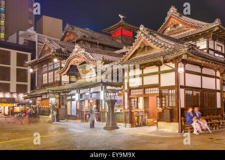 MATSUYAMA, Giappone - 3 dicembre 2012: turisti a Dogo Onsen bath house. Si tratta di uno dei più antichi bagni case nel paese. Foto Stock