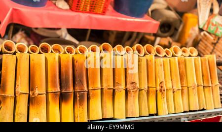 Riso glutinoso arrostito in giunture di Bambù, Asia style Foto Stock