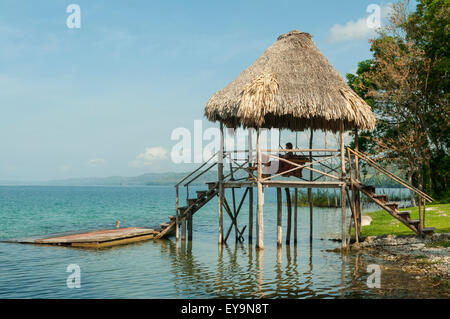 Capanno sul Lago Peten Itza, vicino a Flores, Guatemala Foto Stock