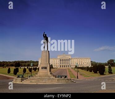 Statua di Edward Carson di fronte gli edifici del Parlamento, Belfast, Irlanda del Nord Foto Stock