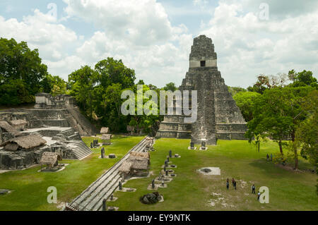 Il Templo 1 e Grand Plaza, Tikal, Guatemala Foto Stock