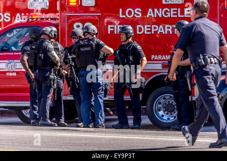 Los Angeles, California, USA. Il 24 luglio, 2015. Los Angeles la polizia metropolitana offiders alla scena di officer coinvolte le riprese che ha lasciato morti sospette. Credito: Chester marrone/Alamy Live News Foto Stock