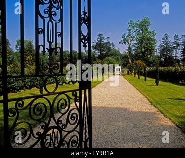 Percorso centrale di Lily Pond, Strokestown giardini, Co Roscommon, Irlanda Foto Stock